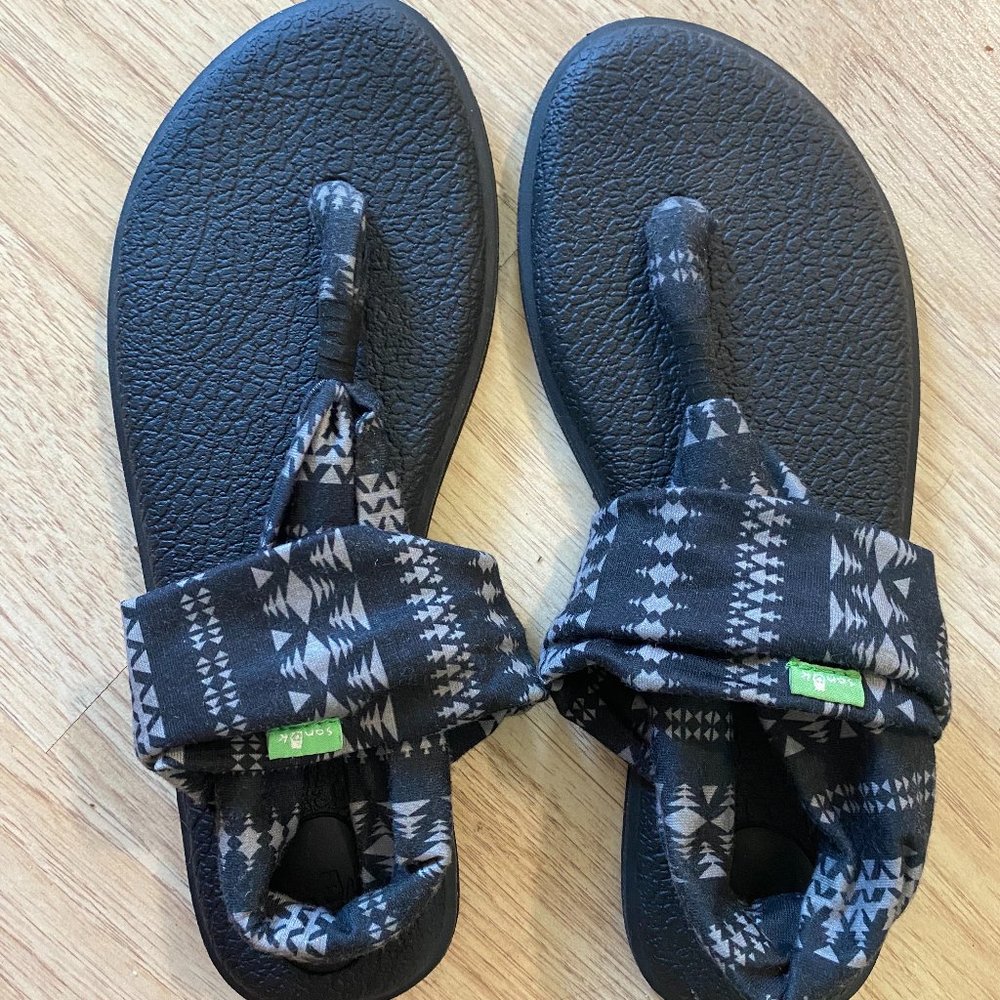 LIKE NEW Sanuk ‘Yoga Sling’ Flip-flops (Size 9, black)